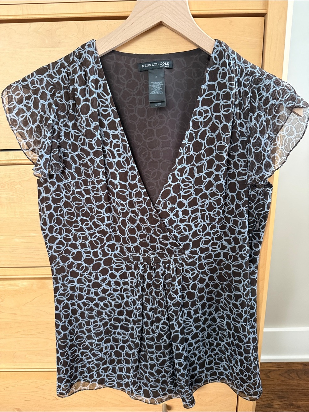 Kenneth Cole v neck blouse top shirt size 2 short sleeve